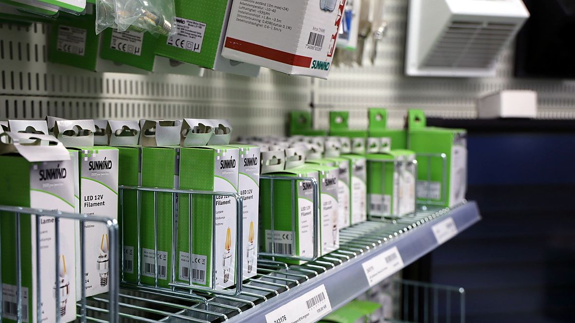 Hylla med LED-lampor i lagerbutiken