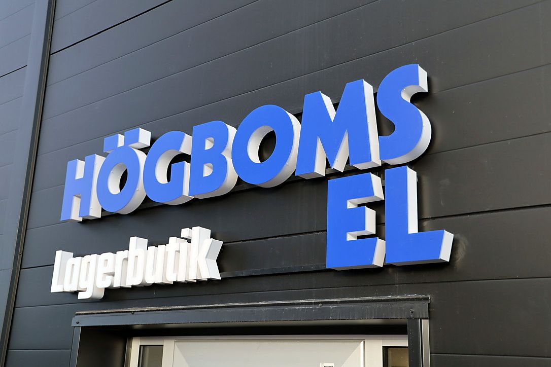 Skylten Högboms El Lagerbutik ovanför entrén