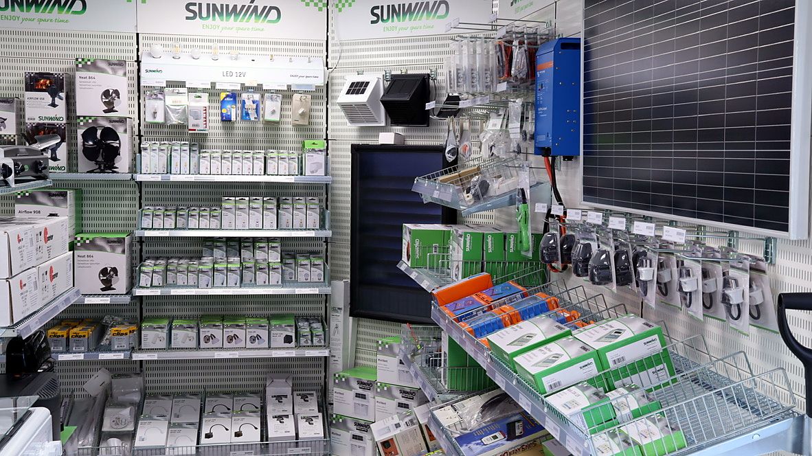 Butiksvägg med elmaterial, belysning och tillbehör