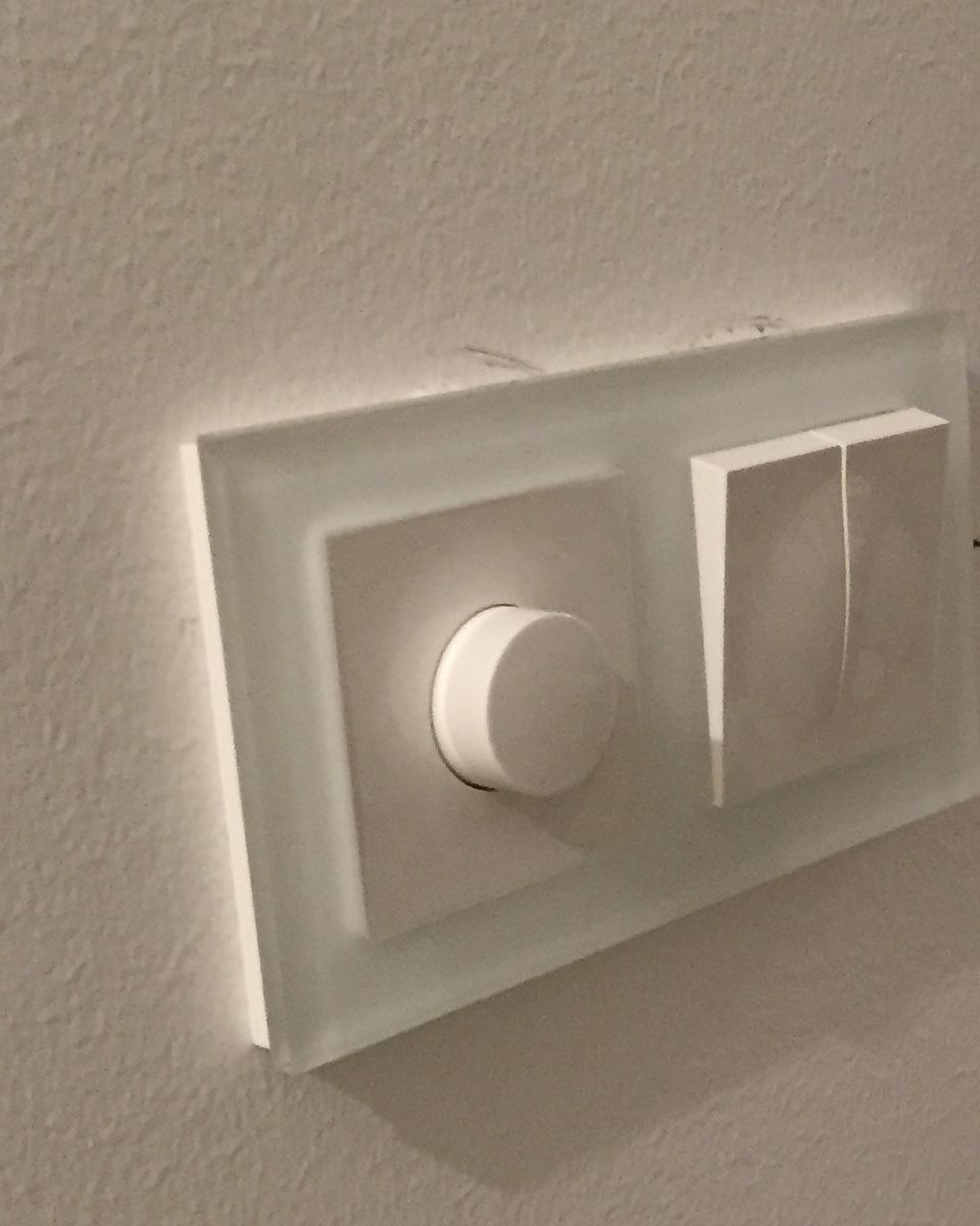 Dimmer och strömbrytare i en dubbel glasram