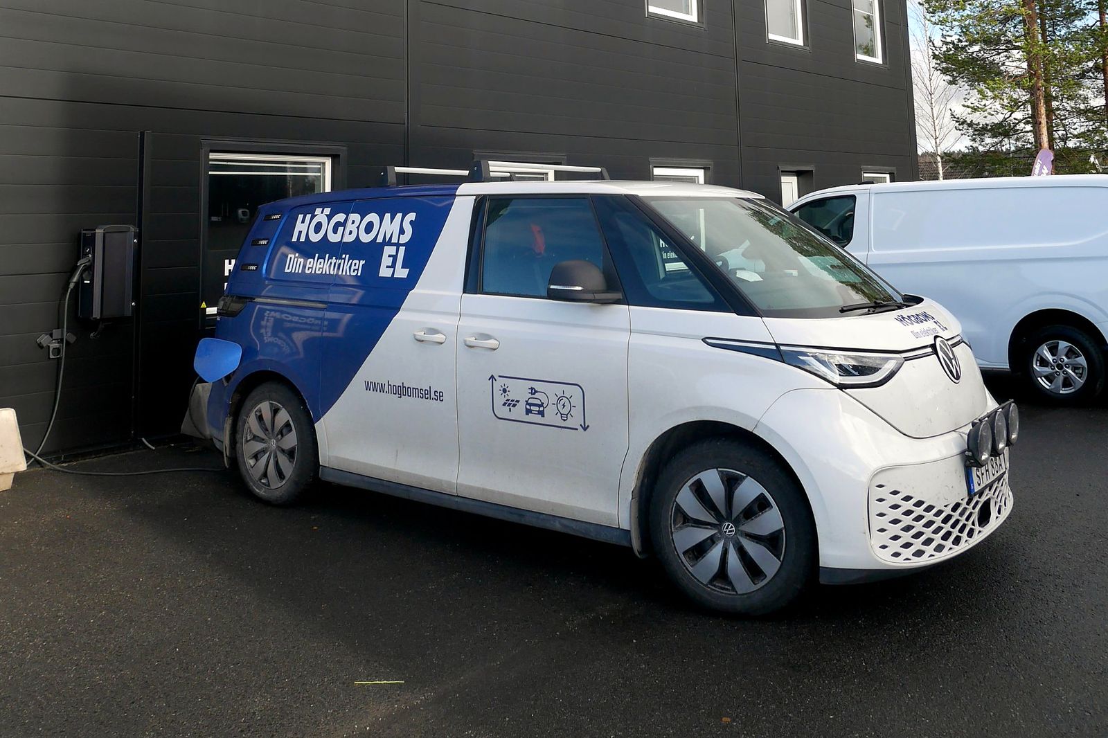 Högboms Els elektriska servicebil laddar vid kontoret i Östersund