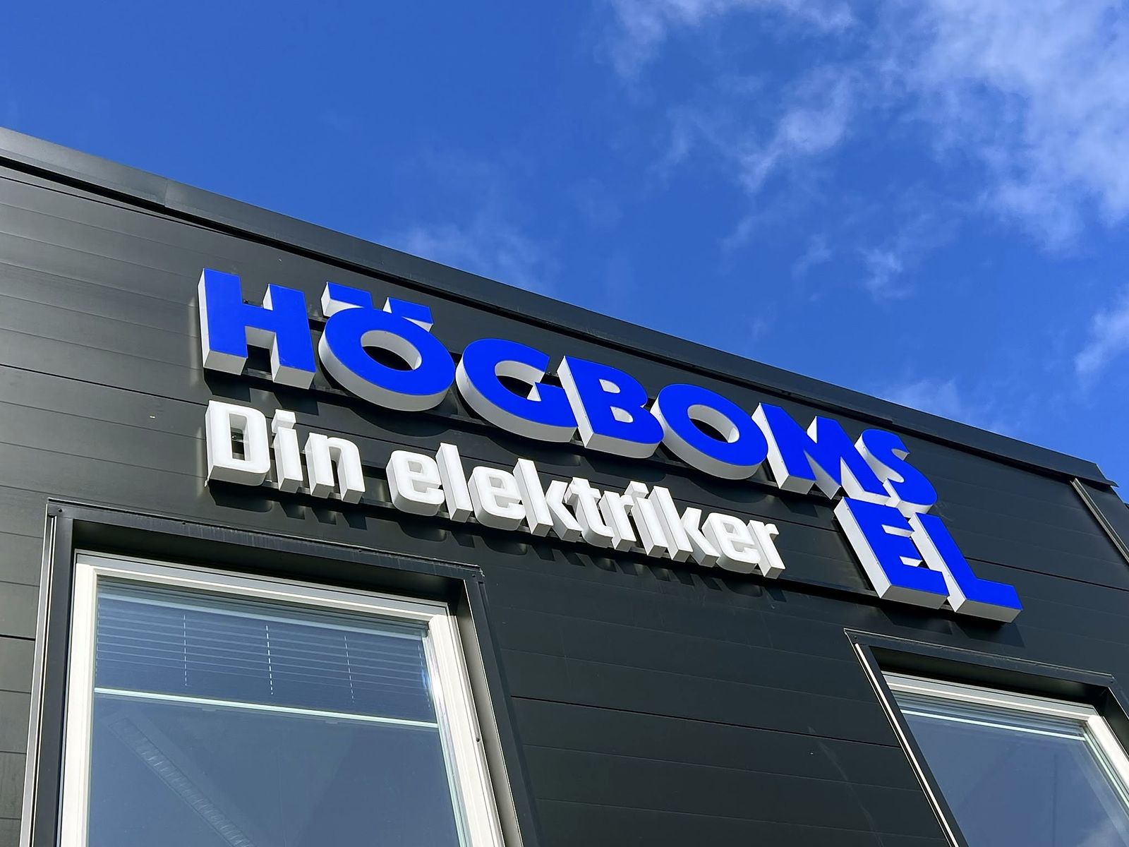 Högboms Els skylt Din elektriker på fasaden på Voltvägen 34K